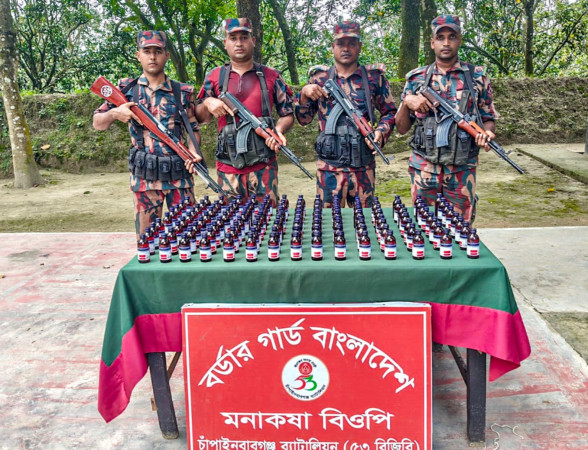 চাঁপাইনবাবগঞ্জ সীমান্তে ৫৩ বিজিবি'র অভিযানে ভারতীয় নেশাজাতীয় এস্কাফ সিরাপ জব্দ।