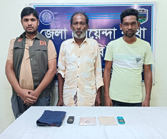 চাঁপাইনবাবগঞ্জে ডিবির পৃথক অভিযানে ইয়াবা ও হেরোইনসহ গ্রেপ্তার ৩