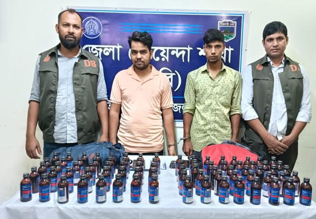 চাঁপাইনবাবগঞ্জে ডিবির অভিযানে ৮০ বোতল এস্কাফ সিরাপসহ আটক ২