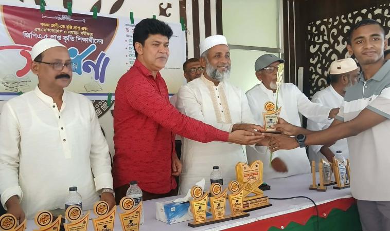 নাচোলে ১৬৫ কৃতি শিক্ষার্থীকে সংবর্ধনা ও ক্রেস্ট প্রদান