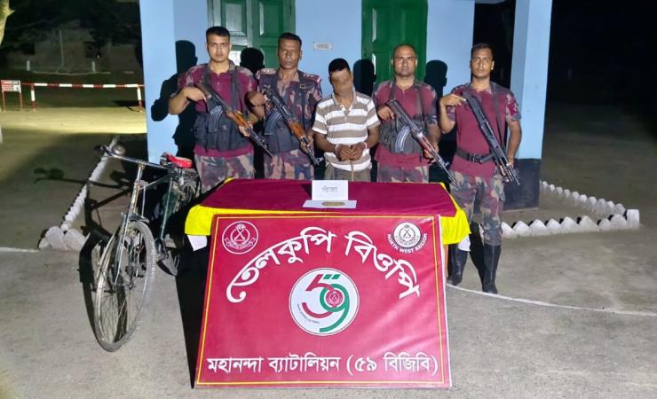 শিবগঞ্জ-ভোলাহাট সীমান্তে ৫০২ বোতল এসকুফ ও ১৭৫ ইয়াবা জব্দ, আটক ১