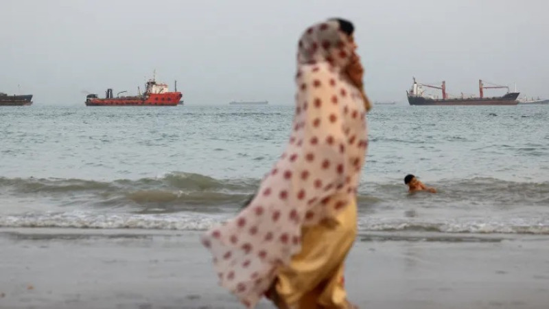 ট্রাম্প পিছু হটলেন, হরমুজে অচলাবস্থা কাটেনি এখনো