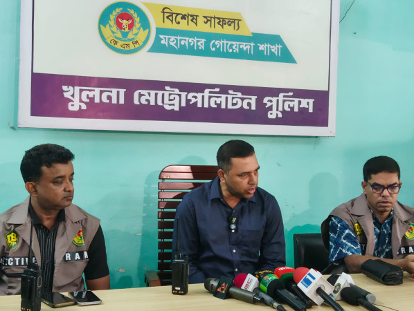 খুলনায় অস্ত্রসহ কথিত সন্ত্রাসী গ্রেপ্তার, গুলিবর্ষণের ঘটনায় অগ্রগতি দাবি ডিবির