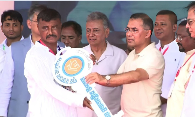 বন্যার ক্ষত সারাতে পুনর্বাসন শুরু, ক্ষতিগ্রস্তদের হাতে ঘরের চাবি দিলেন প্রধানমন্ত্রী