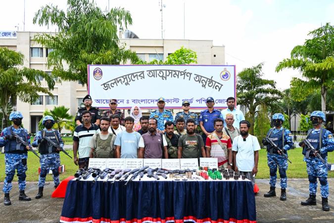 সুন্দরবনে নানা ভাই বাহিনীর প্রধানসহ ১২ বনদস্যুর আত্মসমর্পণ