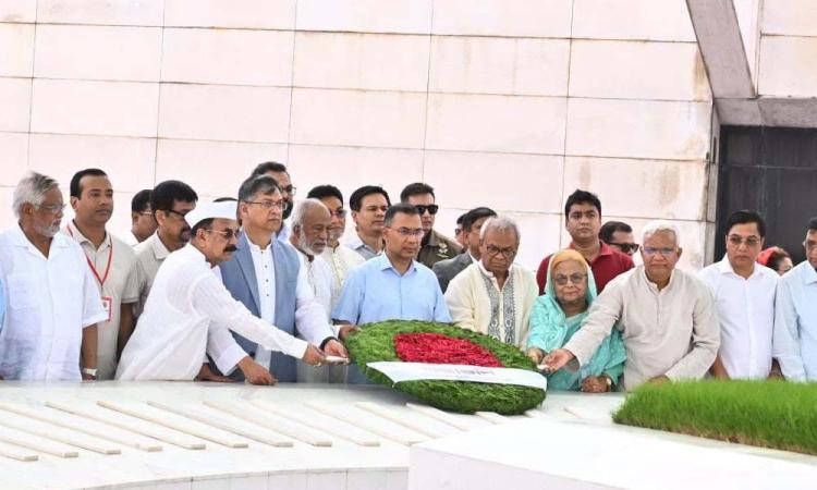 প্রতিষ্ঠাবার্ষিকীতে জিয়া ও খালেদা জিয়ার সমাধিতে তারেক রহমানের শ্রদ্ধা