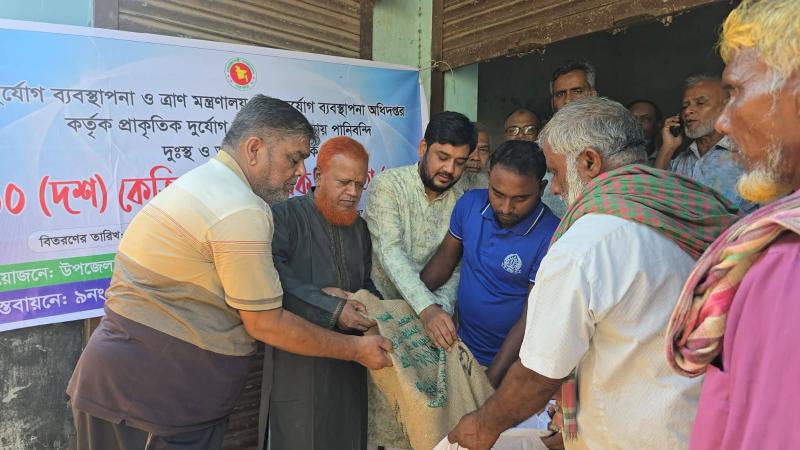 বন্যাকবলিত আলাতুলিতে অসহায় পরিবারকে ১০ কেজি করে চাল দিলেন এমপি বুলবুল