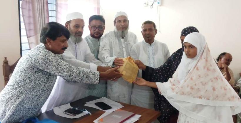 প্রয়াত শিক্ষককের পরিবারকে কল্যাণ তহবিলের অর্থ প্রদান