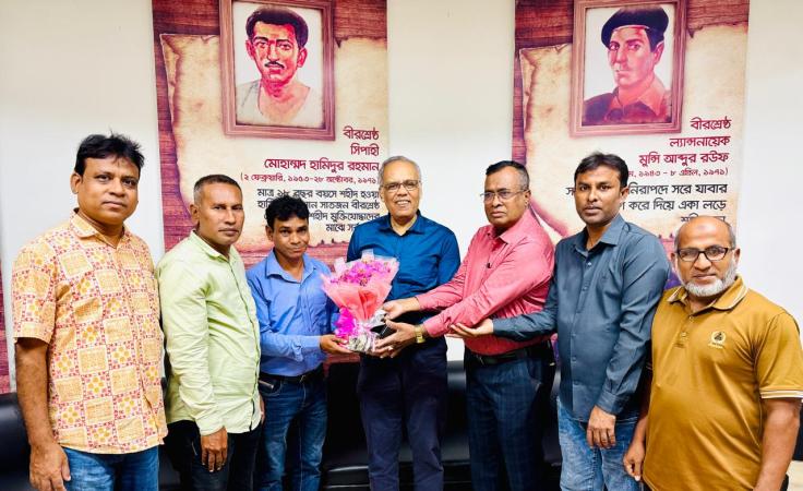 গণমাধ্যম সংস্কার কমিশনের প্রধানকে   এমইউজের  ফুলেল শুভেচ্ছা