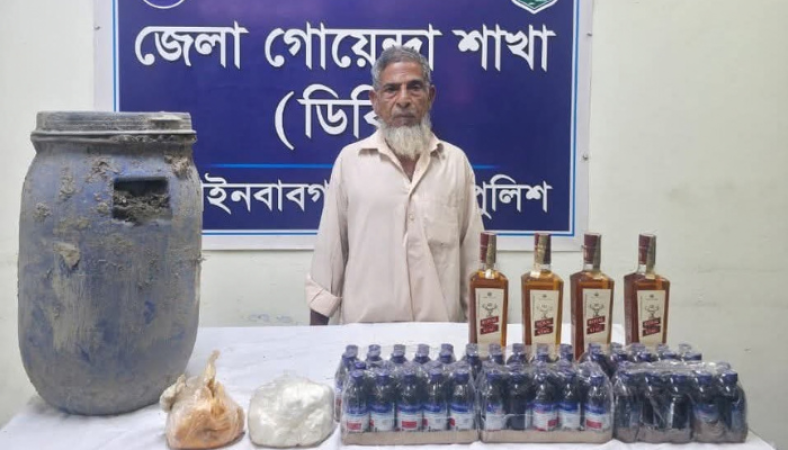 চাঁপাইনবাবগঞ্জে ডিবির অভিযানে বিদেশি মদ-সিরাপ ও কথিত গান পাউডার উদ্ধার আটক ১