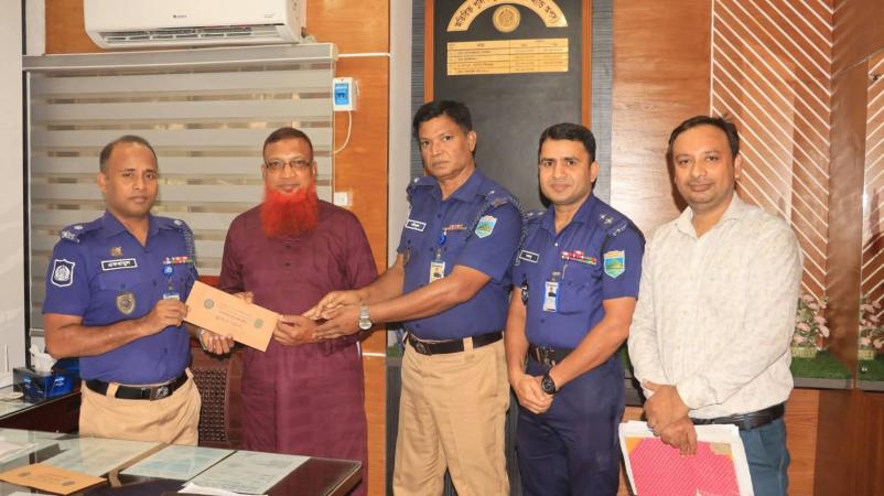 অবসরেও সম্মান, চাঁপাইনবাবগঞ্জে দুই পুলিশ সদস্যকে লাম্পগ্রান্টের চেক