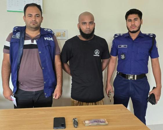 দৌলতখানে মাদকবিরোধী অভিযানে মাদককারবারি আটক, চাকু ও নগদ টাকা জব্দ
