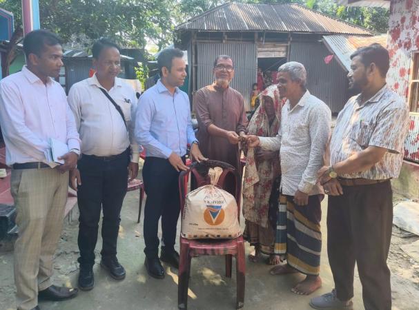 দৌলতখানে দৃষ্টিপ্রতিবন্ধী ও অসহায় পরিবারের পাশে ইউএনও