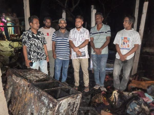 অগ্নিকাণ্ডে ক্ষতিগ্রস্ত পরিবারের পাশে সিরাজুল ইসলাম ফুল