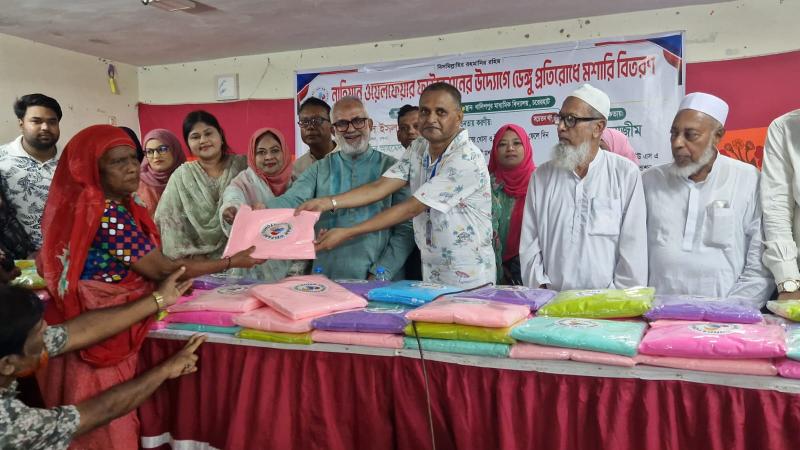 খুলনায় ডেঙ্গু প্রতিরোধে দরিদ্র পরিবারের মাঝে মশারি বিতরণ