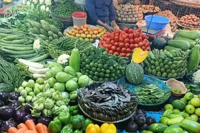রাজধানীর বাজারে শীতের সবজি, চড়া দামে নাভিশ্বাস ক্রেতাদের