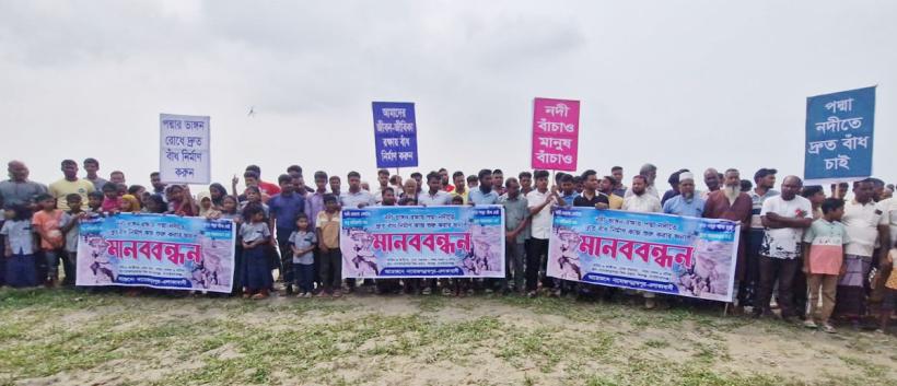 চাঁপাইনবাবগঞ্জে পদ্মার তীব্র ভাঙন, স্থায়ী বাঁধ নির্মাণের দাবি