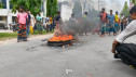 খুলনায় পাট শ্রমিকদের সড়ক অবরোধ  ---  কাঁচা পাট রপ্তানির নিষেধাজ্ঞা প্রত্যাহার ও বকেয়া বেতনের দাবিতে বিক্ষোভ