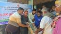বন্যাকবলিত আলাতুলিতে অসহায় পরিবারকে ১০ কেজি করে চাল দিলেন এমপি বুলবুল